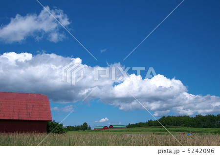 納屋と夏空 5242096