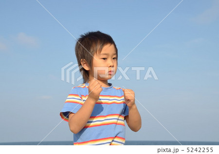 手遊びをする男の子 手遊びをする男の子 5242255
