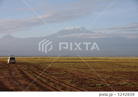 アフリカ最高峰のキリマンジャロとサファリカー アフリカ最高峰のキリマンジャロとサファリカー 5242639