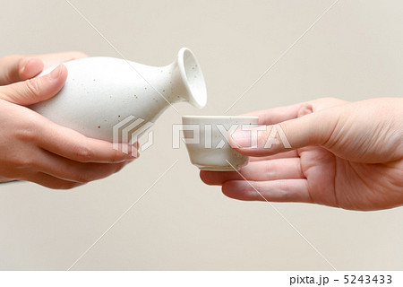 お酌をする 5243433