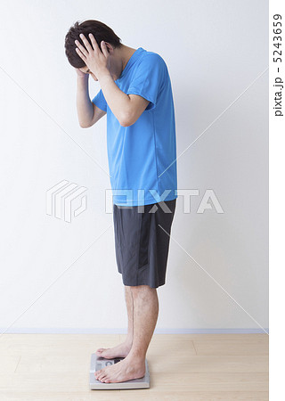 体重計に載る男性 体重計に載る男性 5243659