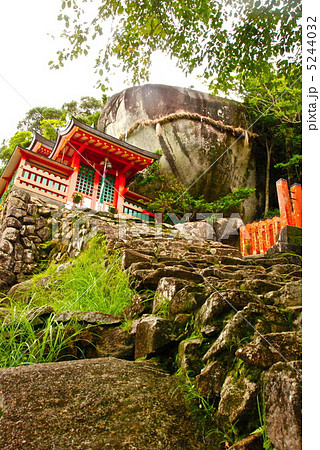 神倉山山頂のゴトビキ岩と拝殿（新宮市神倉／和歌山県） 5244032