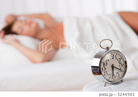 White lounge - Alarm clock standing on white bed 5244581