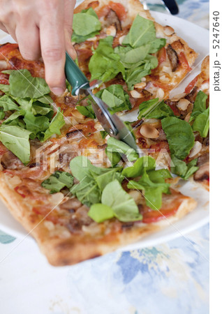 ピザを切る ピザを切る 5247640
