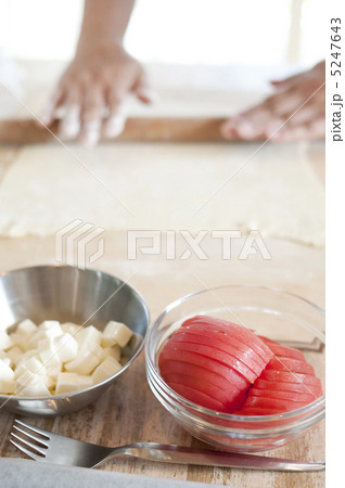 ピザを作る手 5247643