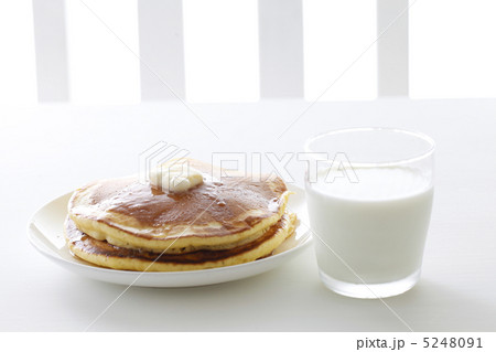 ホットケーキとミルク 5248091