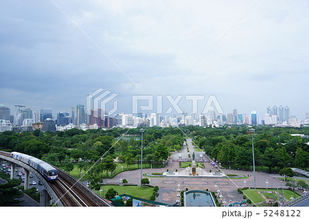 ルンピニ―公園とバンコクの街並み　bangkok 5248122