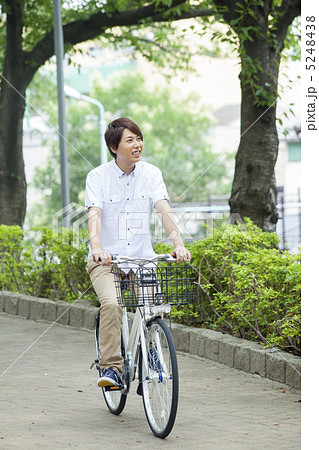 自転車に乗る男性 5248438