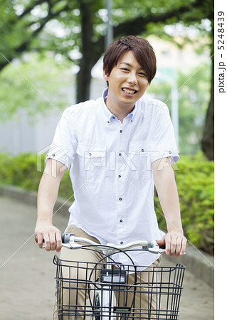自転車に乗る男性 5248439