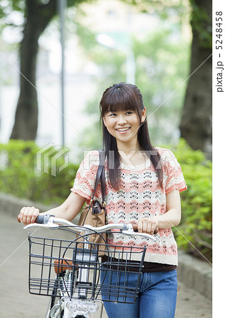 自転車に乗る女性 5248458