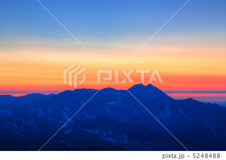 早朝 オプタテシケ山から見るトムラウシ山 早朝 オプタテシケ山から見るトムラウシ山 5248488