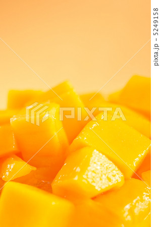 カットしたアップルマンゴーのアップ 5249158