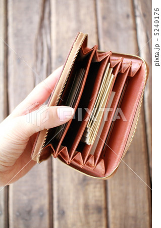レザーの二つ折り財布を持っている女性の手 レザーの二つ折り財布を持っている女性の手 5249176