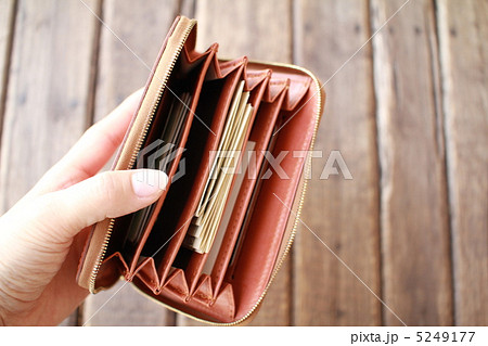 レザーの二つ折り財布を持っている女性の手 レザーの二つ折り財布を持っている女性の手 5249177