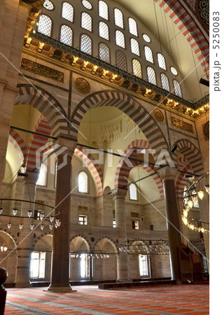 イスラム建築の傑作シュレイマニエ・ジャーミィ、アーチとステンドグラスが印象的 イスラム建築の傑作シュレイマニエ・ジャーミィ、アーチとステンドグラスが印象的 5250083