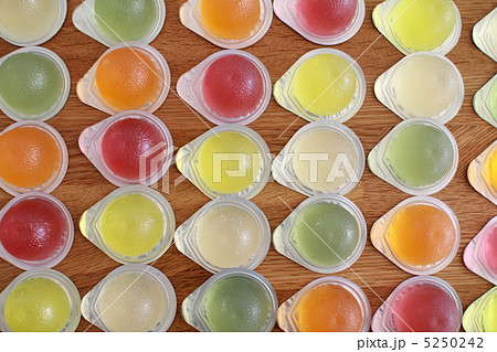 一面に並べたひとくちサイズの色んな種類のフルーツゼリー 一面に並べたひとくちサイズの色んな種類のフルーツゼリー 5250242