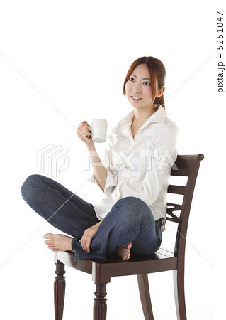 椅子に座る女性の写真素材 5251047 Pixta