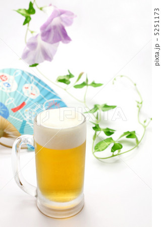 ビールと朝顔と団扇 ビールと朝顔と団扇 5251173