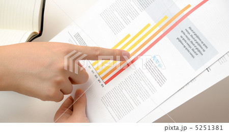 棒グラフと手 5251381