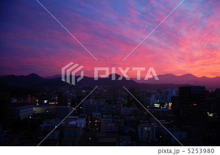札幌三角山の山並みと夕焼け 5253980