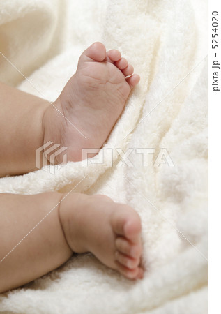 赤ちゃん 小さい足のアップの写真素材