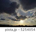沈む太陽にせまる雲 5254054