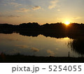 水に映る夕空 5254055