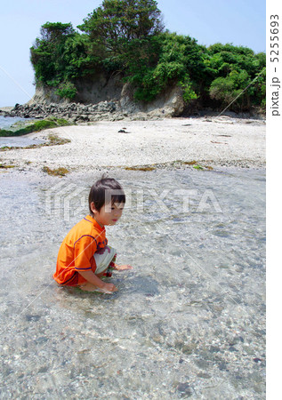 海水浴する子供 5255693