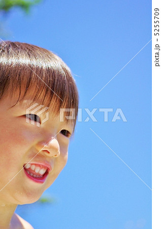 水遊びする子供 水遊びする子供 5255709