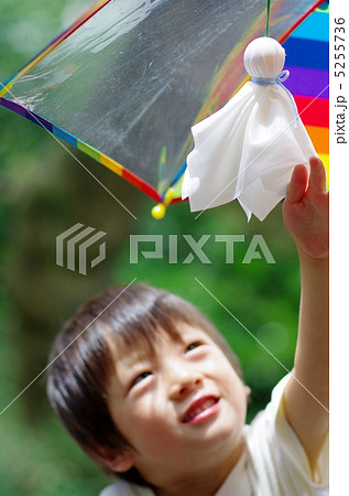 てるてる坊主を見上げる子供(てるてるぼうず) てるてる坊主を見上げる子供(てるてるぼうず) 5255736