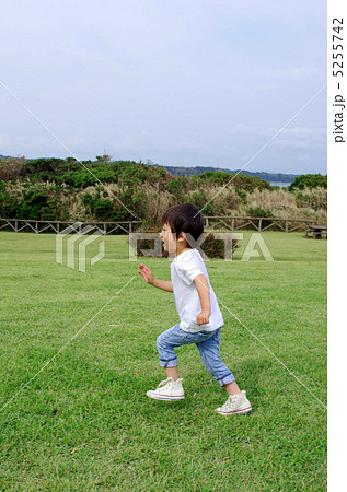 走る子供の写真素材