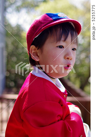 入園式当日の幼稚園児 5255775