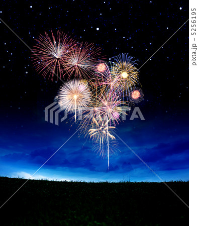 草原から見る打上げ花火(合成写真) 草原から見る打上げ花火(合成写真) 5256195