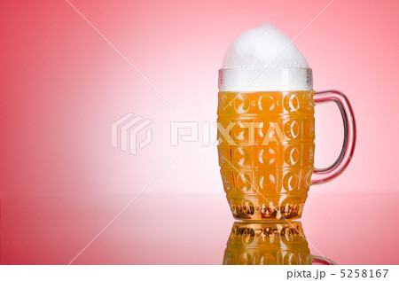 Beer glass on the table 5258167