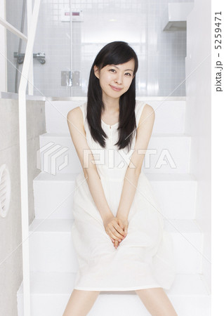 階段に座る女性 5259471