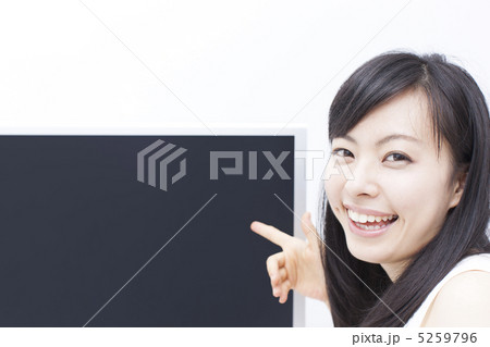 モニターを指差す女性 5259796
