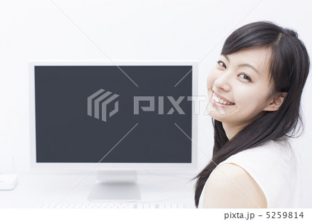 パソコンを使う女性 パソコンを使う女性 5259814