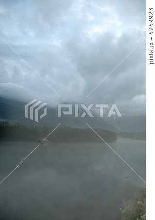 早朝朝靄けむる上高地大正池 早朝朝靄けむる上高地大正池 5259923