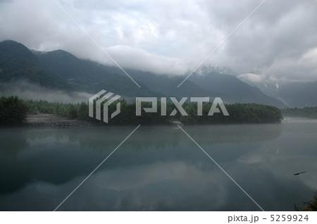 早朝朝靄けむる上高地大正池 5259924