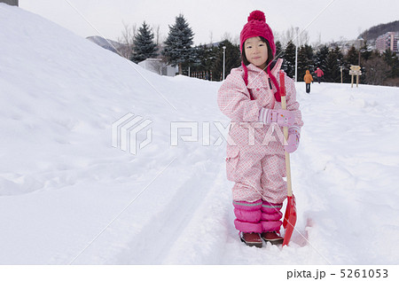 雪遊びする女の子の写真素材