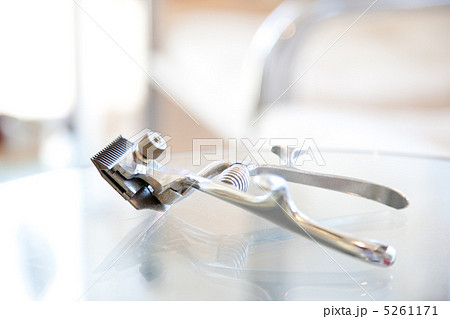 古い手動式のバリカン 古い手動式のバリカン 5261171