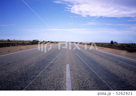 オーストラリア、ナラボー平原の真っ直ぐな道 5262921