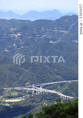 四国中央市平石山より望む「川之江東ジャンクション」と切山集落、香川県・瀬戸大橋方面 5263057