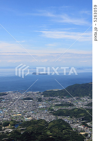 四国中央市川之江地区の町並みと燧灘に浮かぶ観音寺市の伊吹島 5263059
