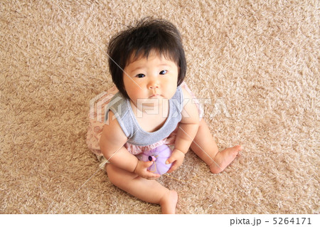 ヨーヨーで遊ぶ8か月の女の子 ヨーヨーで遊ぶ8か月の女の子 5264171