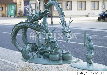 スサノオノミコトとヤマタノオロチ 5264313