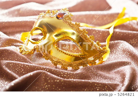 Golden mask on the satin background 5264821