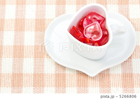 ハートとハート形のティーカップ 5266806