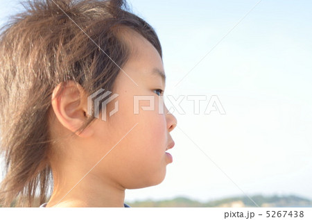 横顔の男の子アップ 5267438
