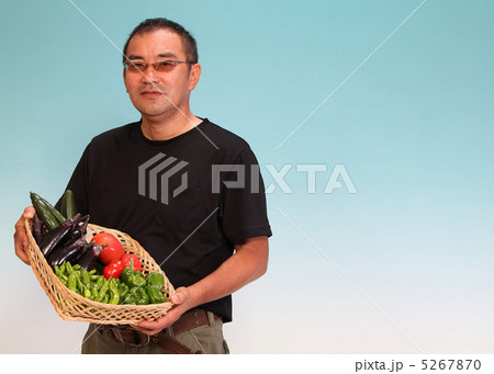 収穫した野菜を持つ男性 5267870